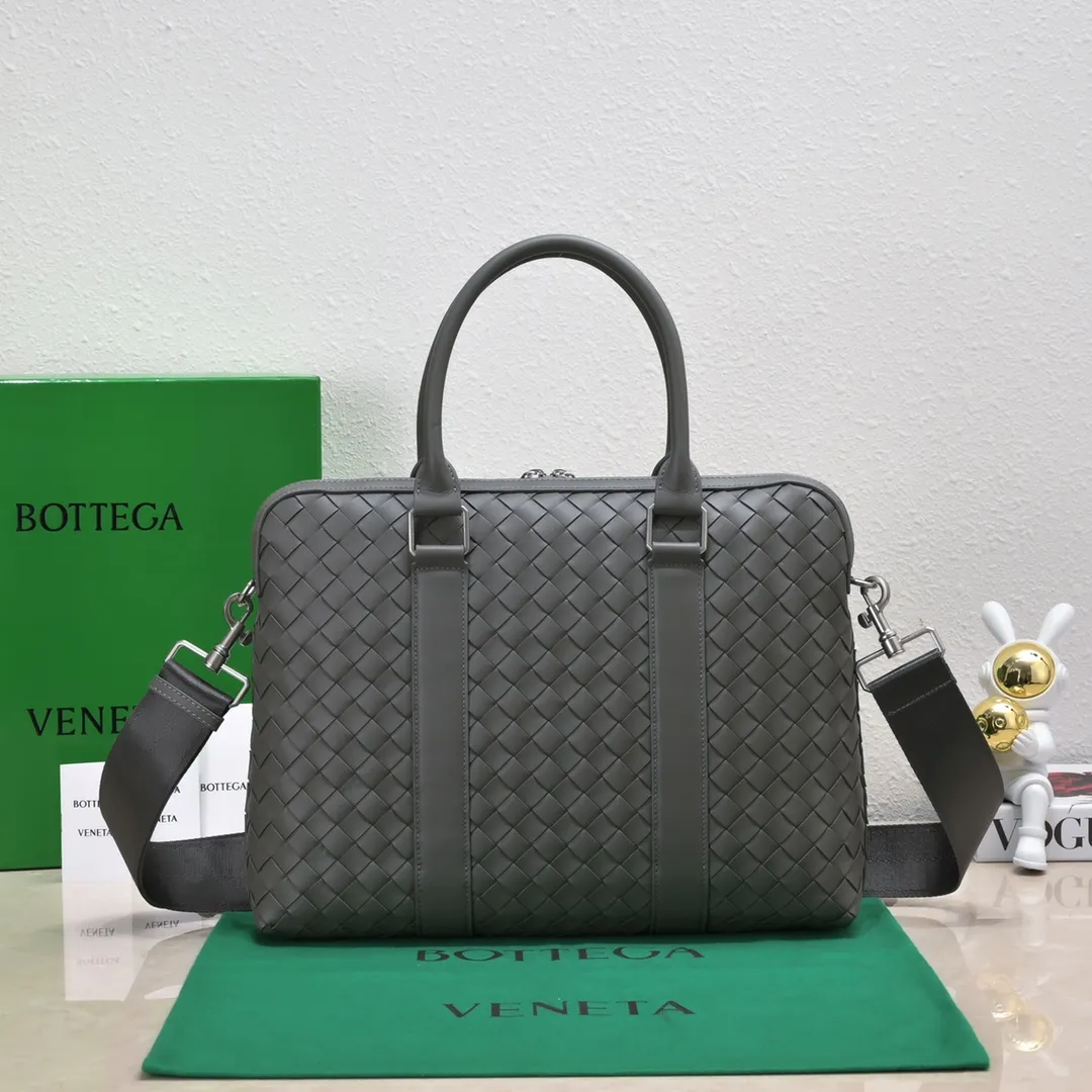 Ready-made BV new men's briefcases💼Different sizes and different styles of briefcases are suitable for any man. They can be matched with casual or formal wear🉑️A must-have choice for the workplace💼 ⚠️Original leather, original leather, using exquisite craftsmanship to weave different sizes on the leather🪡🪡 It presents a full sense of high-end, simple and unique design, will definitely make you grand and fashionable in the workplace Style number: 39*30.5*11, model number: 8814
